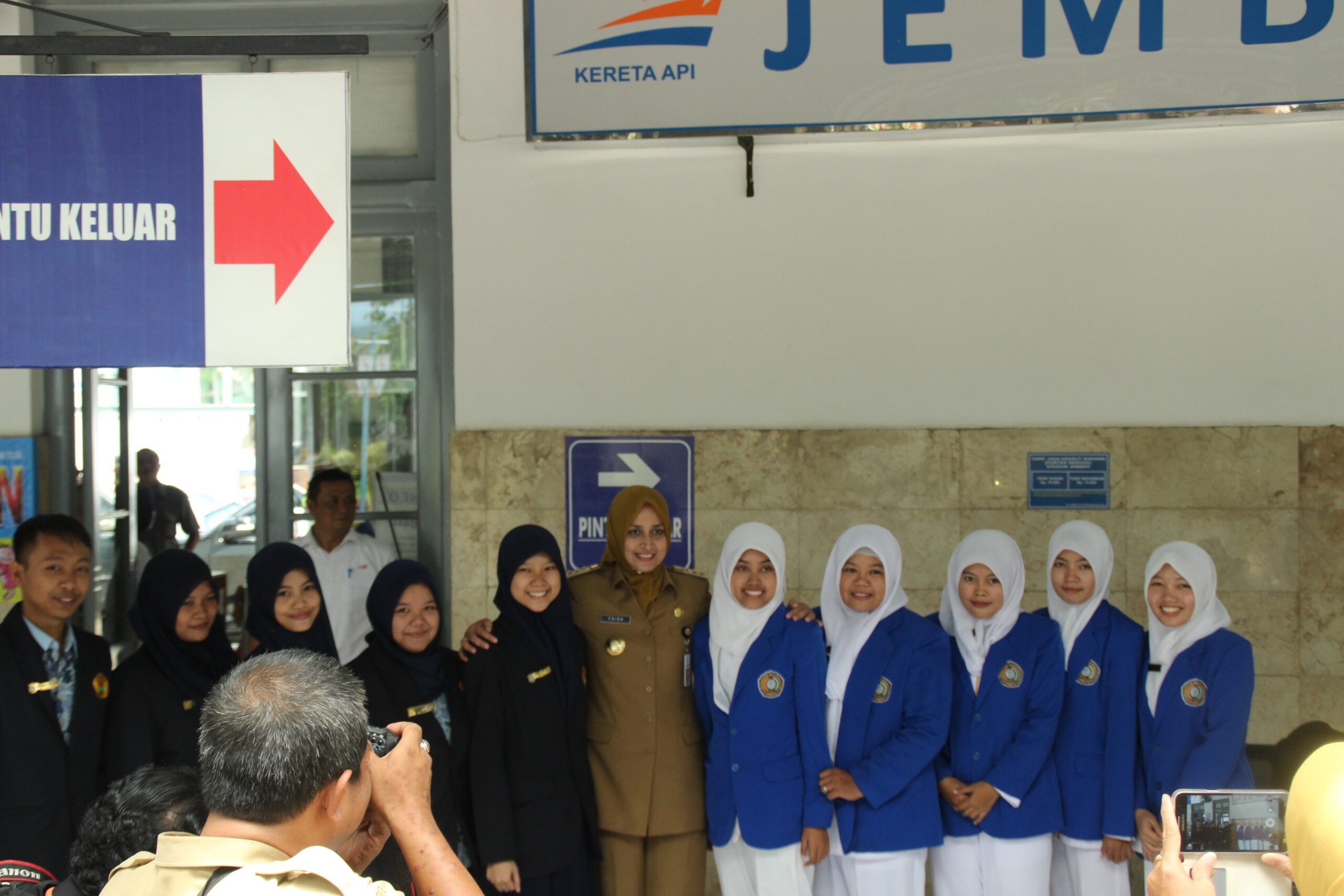 MAHASISWA PSIK IKUT MENJADI RELAWAN PEKAN IMUNISASI POLIO NASIONAL 2016