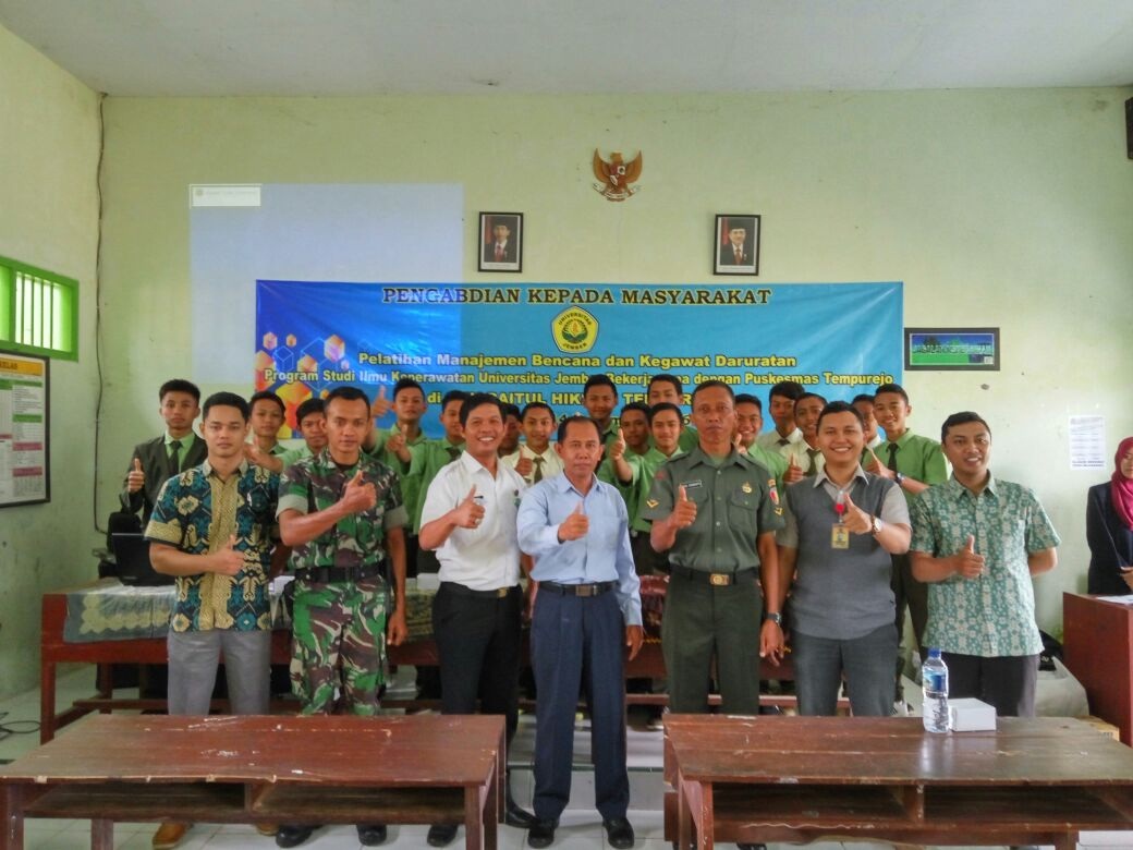 PSIK UNIVERSITAS JEMBER GELAR PELATIHAN MANAJEMEN BENCANA DAN KEGAWATDARURATAN  DI SMK BAITUL HIKMAH  TEMPUREJO.