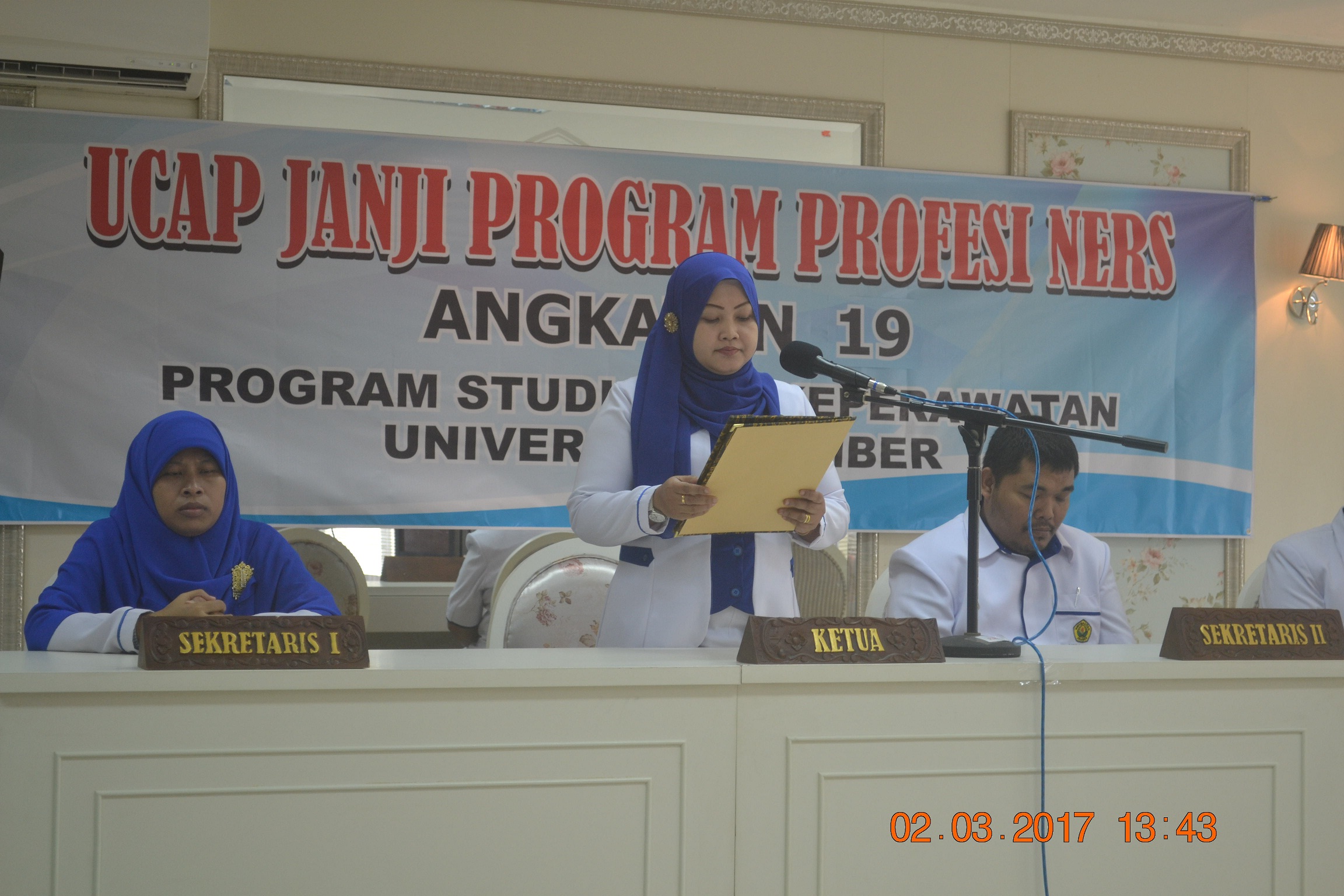 MAHASISWA PROGRAM SUTDI PENDIDIKAN PROFESI NERS PSIK UNIVERSITAS JEMBER MELAKUKAN JANJI PROFESI KE 19.