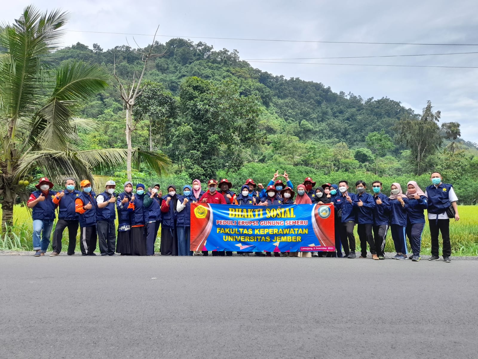 Bhakti Sosial Peduli Erupsi Gunung Semeru Fakultas Keperawatan Universitas Jember