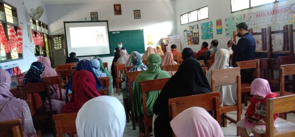 KERIS AED NURSES SELENGGARAKAN GIAT “EDUKASI TATALAKSANA PRA HOSPITAL KERACUNAN MAKANAN PADA ANAK” DI SDIT AR – RAHMAH LUMAJANG